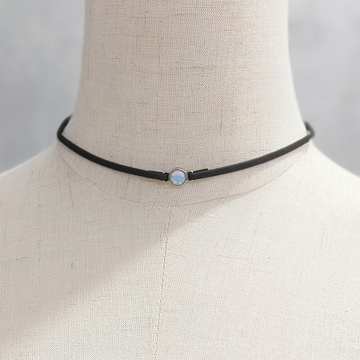 Choker en velours noir avec opale minérale