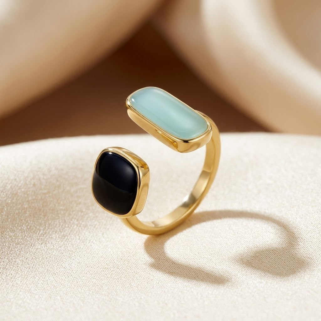 Bague ouverte en or à deux pierres
