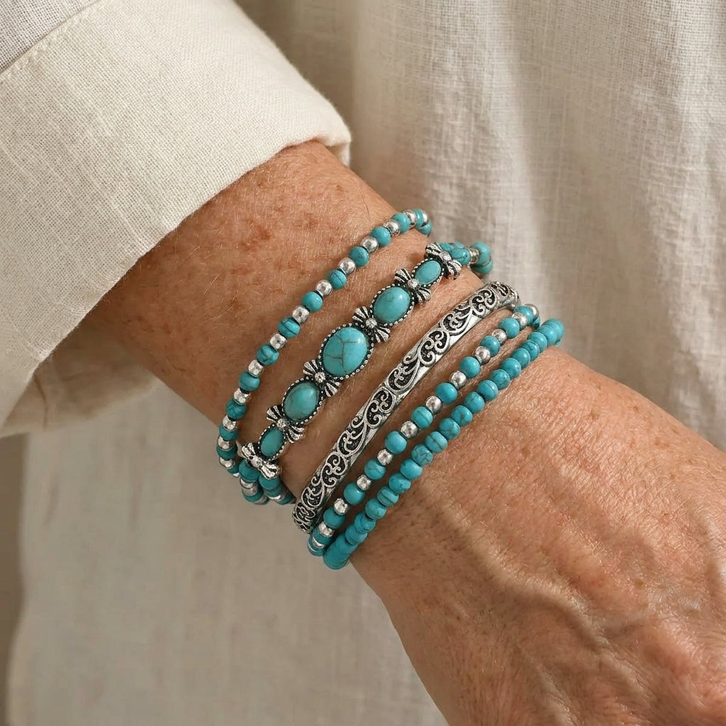 Ensemble de 5 bracelets en perles turquoise avec une volute en filigrane argenté