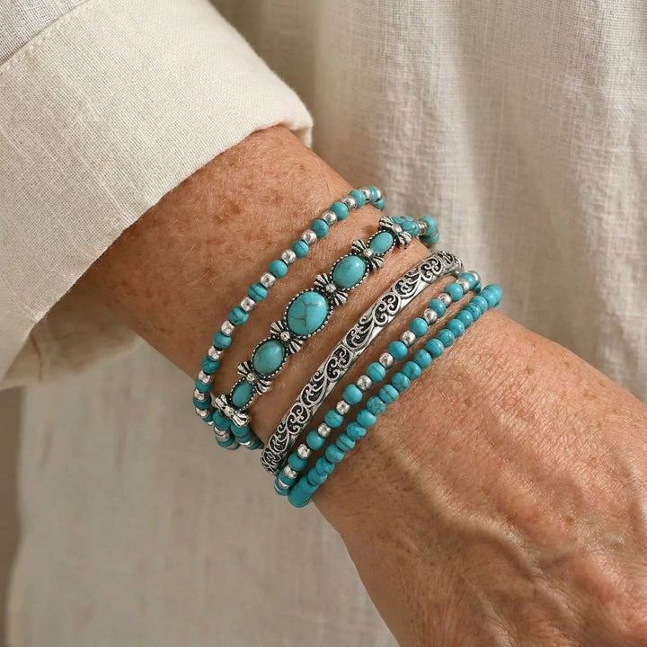 Ensemble de 5 bracelets en perles turquoise avec une volute en filigrane argenté