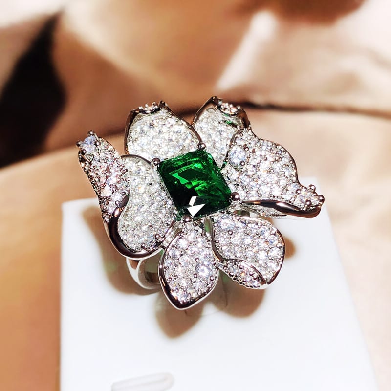 Bague Charme Émeraude en Forme de Fleur