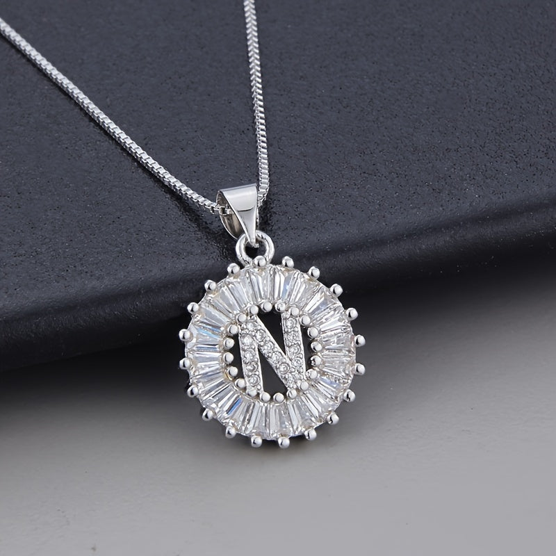 Collier en zirconium avec lettre initiale en or blanc