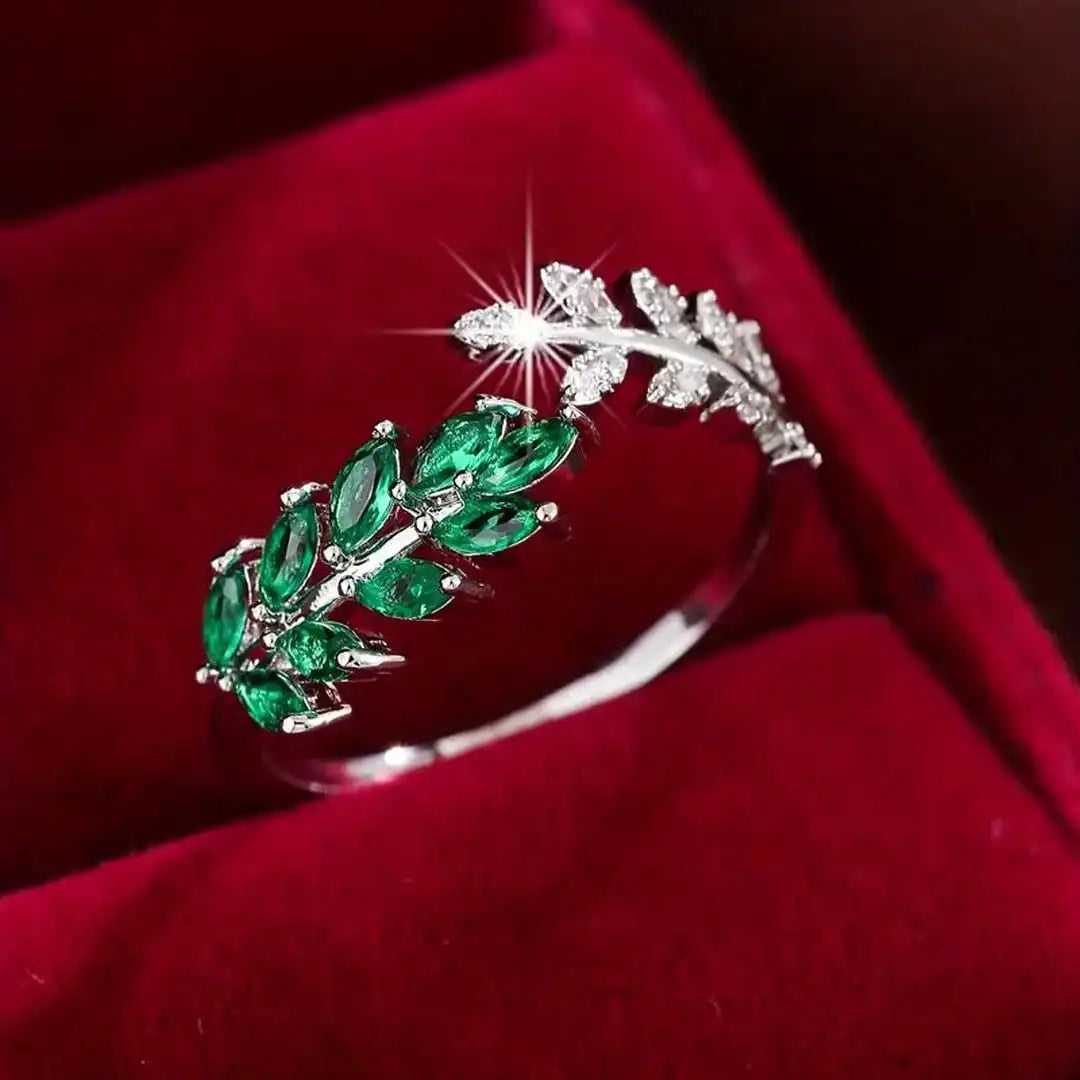 Bague délicate en émeraude verte en forme de feuille