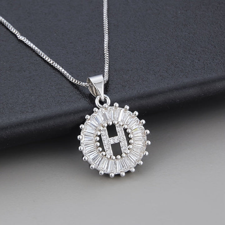 Collier en zirconium avec lettre initiale en or blanc
