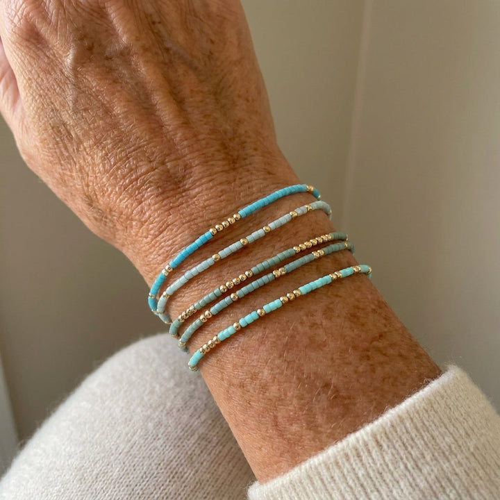 Ensemble de Bracelets Élastiques en Perles Turquoise, 4 Pièces avec Détails Dorés