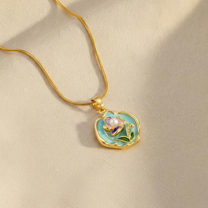 Collier Pendentif Abeille en Or avec Émail Turquoise, Perle et Chaîne Serpent