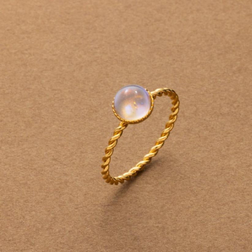 Bague en Pierre de Lune sur Corde Tressée Dorée