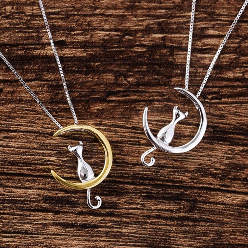 Collier élégant en croissant et chat