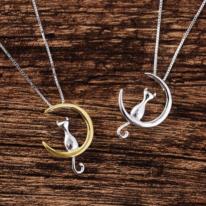 Collier élégant en croissant et chat