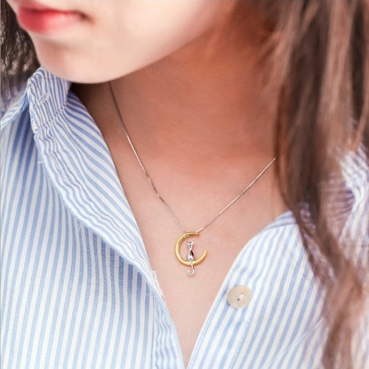 Collier élégant en croissant et chat