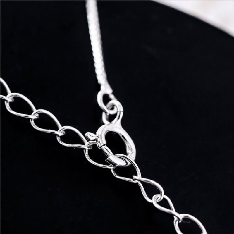 Collier élégant en croissant et chat