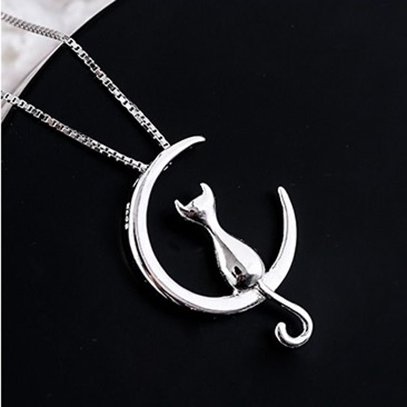 Collier élégant en croissant et chat