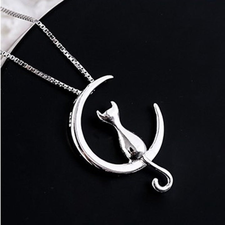 Collier élégant en croissant et chat