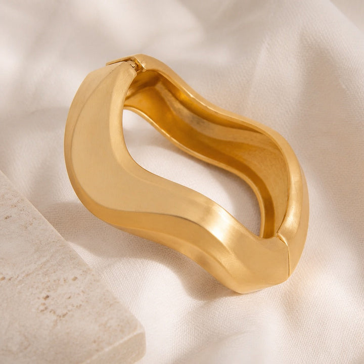 Bracelet en or courbé royal