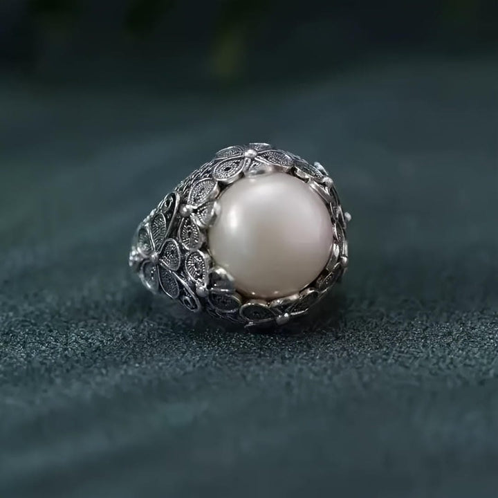 Bague Dôme en Pierre de Lune avec Motif Floral en Filigrane