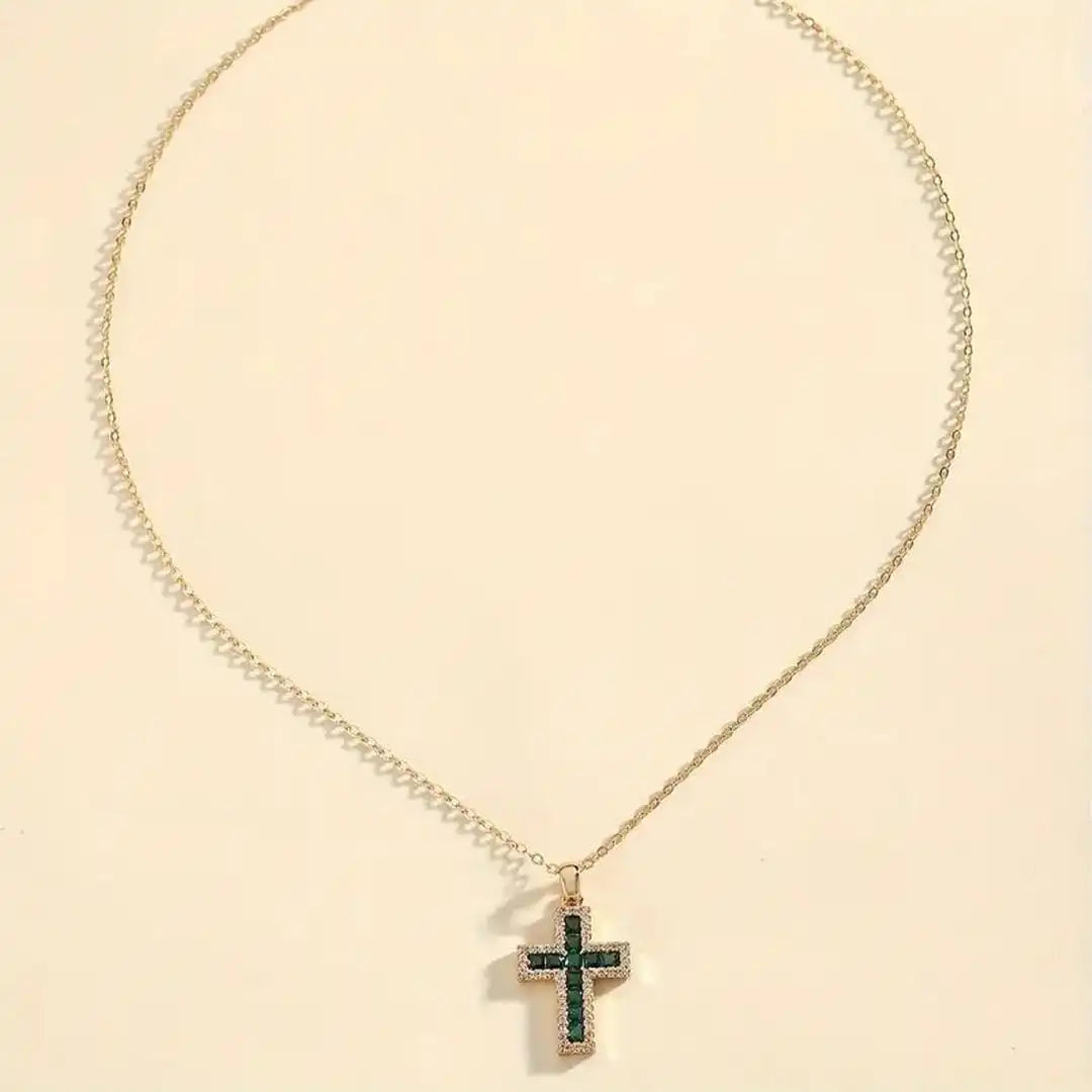 Pendentif Croix en Émeraude sur Collier en Or