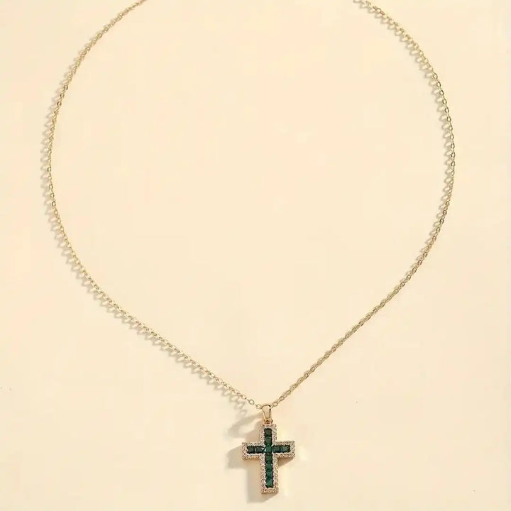 Pendentif Croix en Émeraude sur Collier en Or
