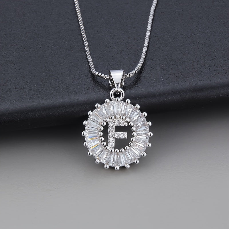 Collier en zirconium avec lettre initiale en or blanc
