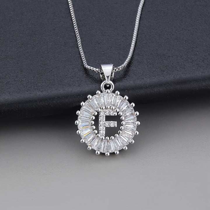 Collier en zirconium avec lettre initiale en or blanc