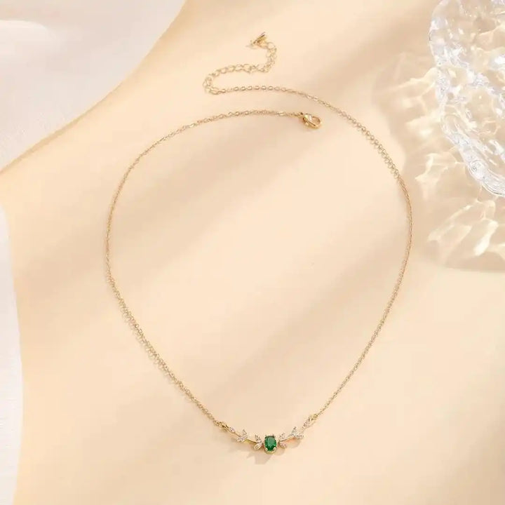 Pendentif Classique en Émeraude Marquise en Forme de Feuille