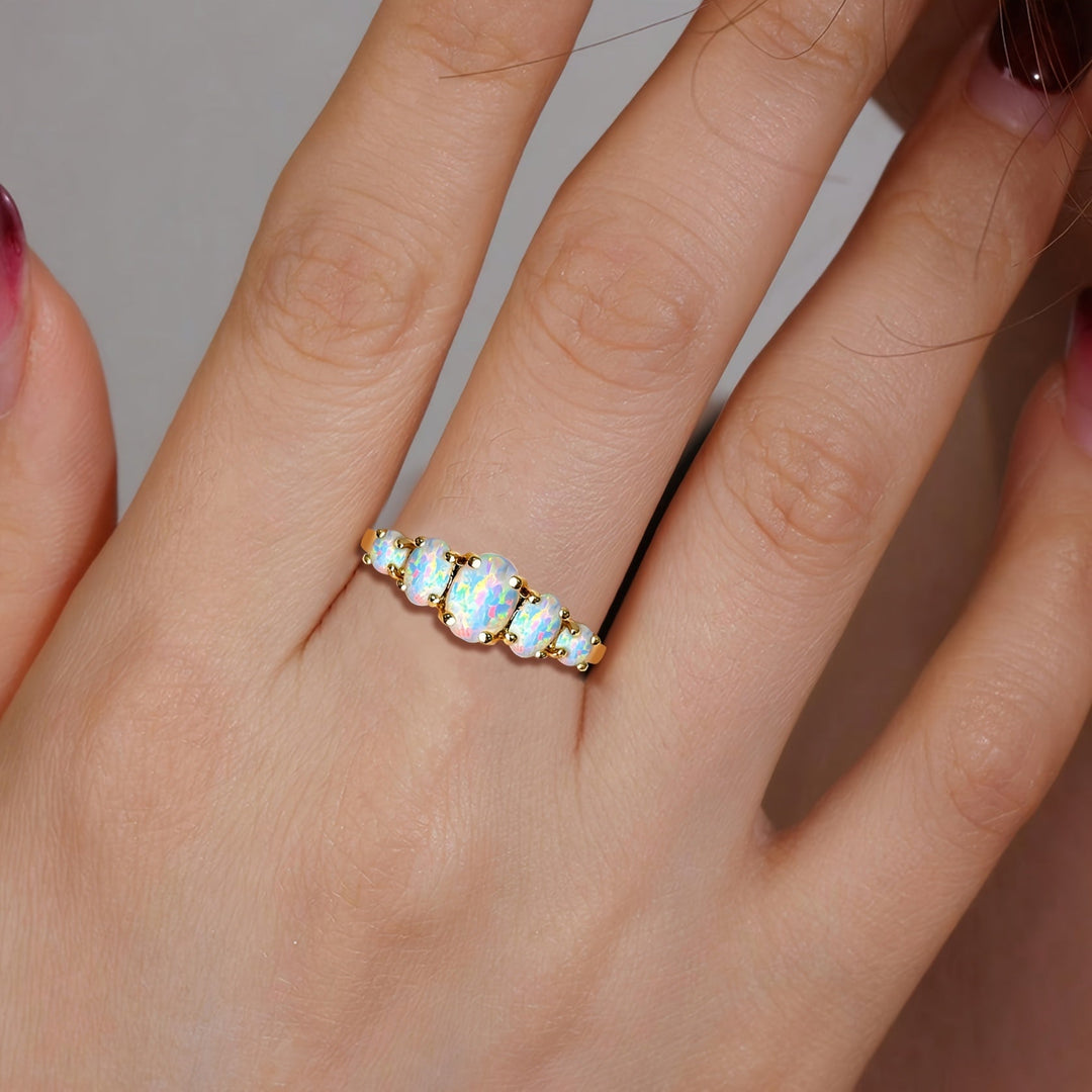 Bague en or ornée de cinq opales