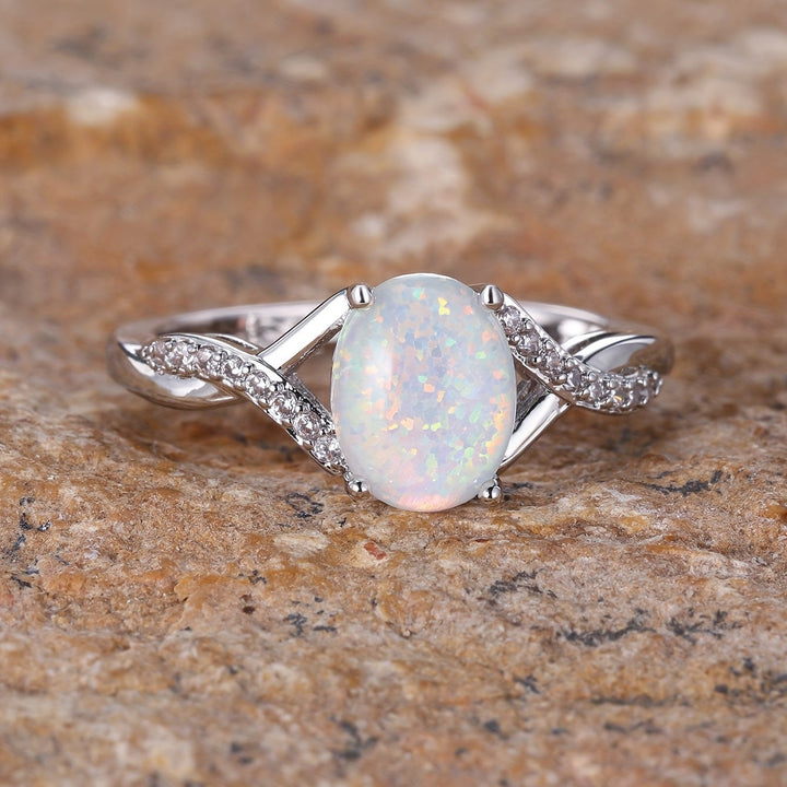 Bague en or 8,5 carats avec opale ovale torsadée