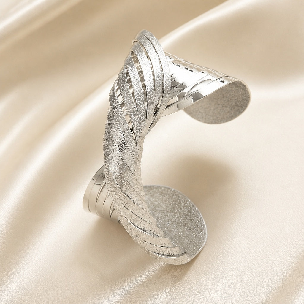 Bracelet Jonc Mat en Or Blanc avec Ligne Tordue Audacieuse