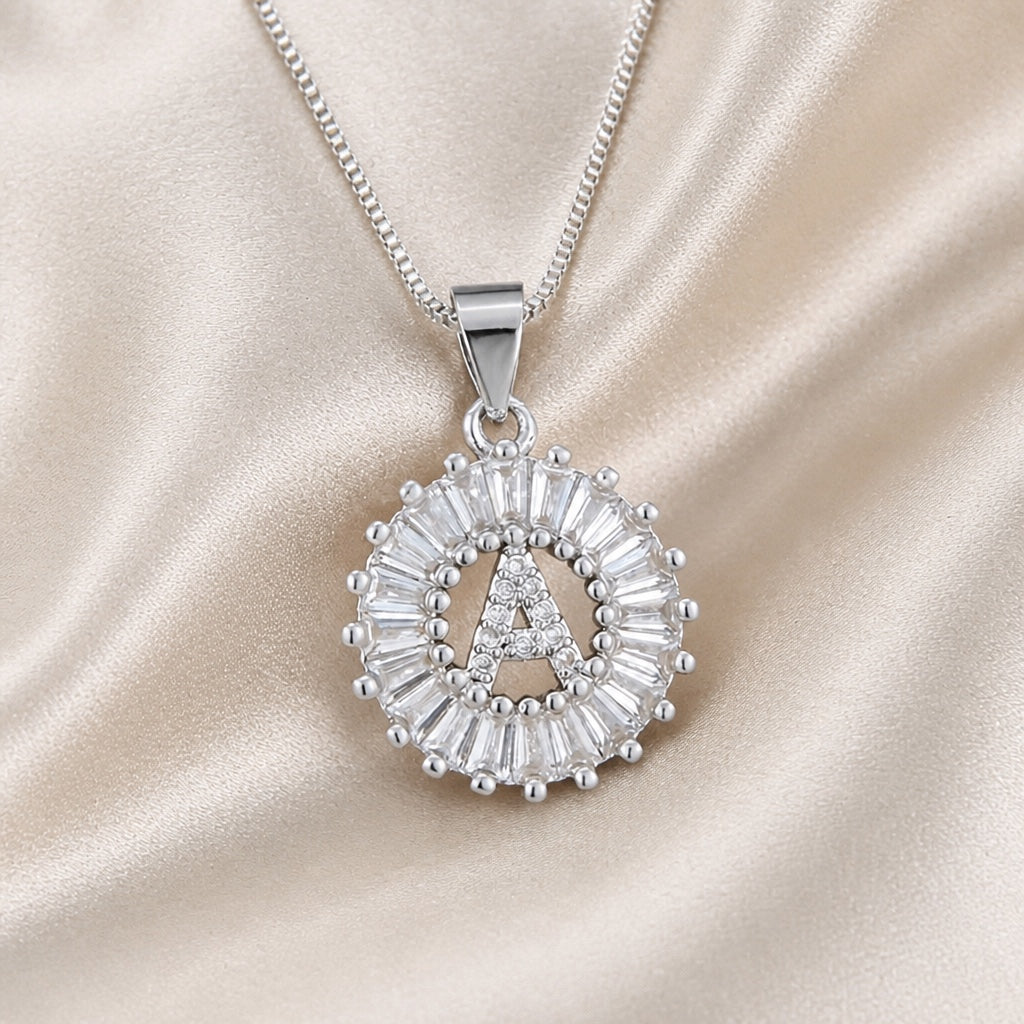 Collier en zirconium avec lettre initiale en or blanc