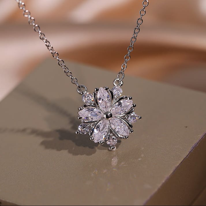 Collier Pendentif Fleur Éclatante