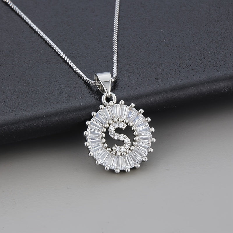 Collier en zirconium avec lettre initiale en or blanc