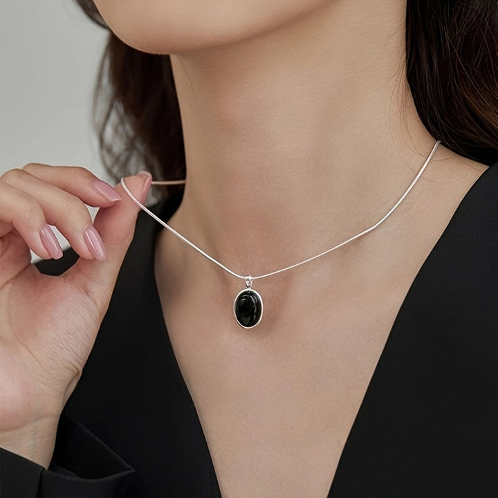 Collier Élégant en Or Blanc avec Pendentif Ovale Noir