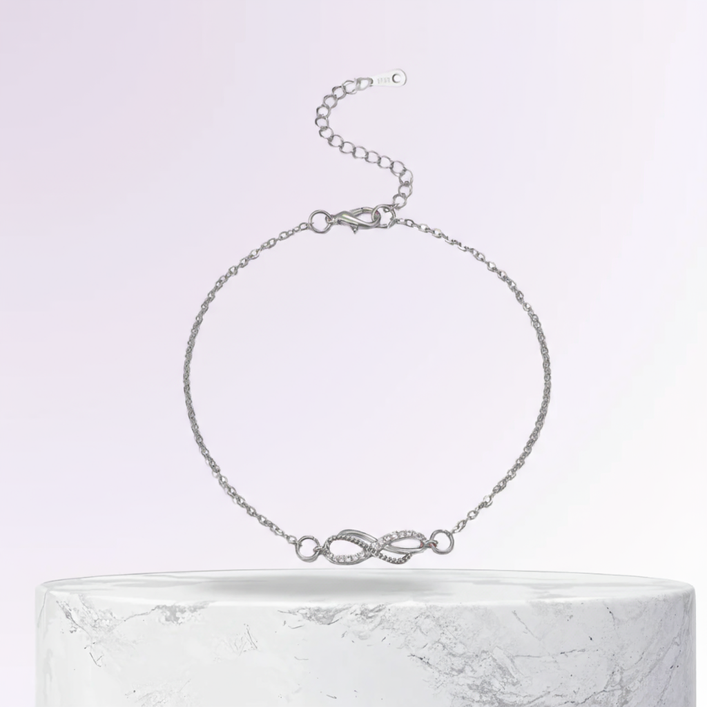 Bracelet de cheville en argent avec un délicat charme Infini
