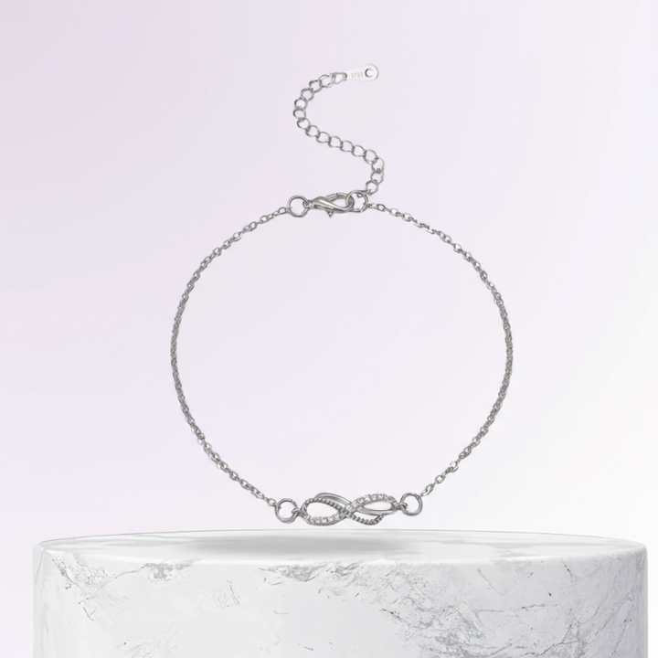 Bracelet de cheville en argent avec un délicat charme Infini