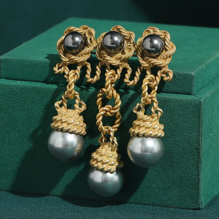 Broche en perles avec nœud doré