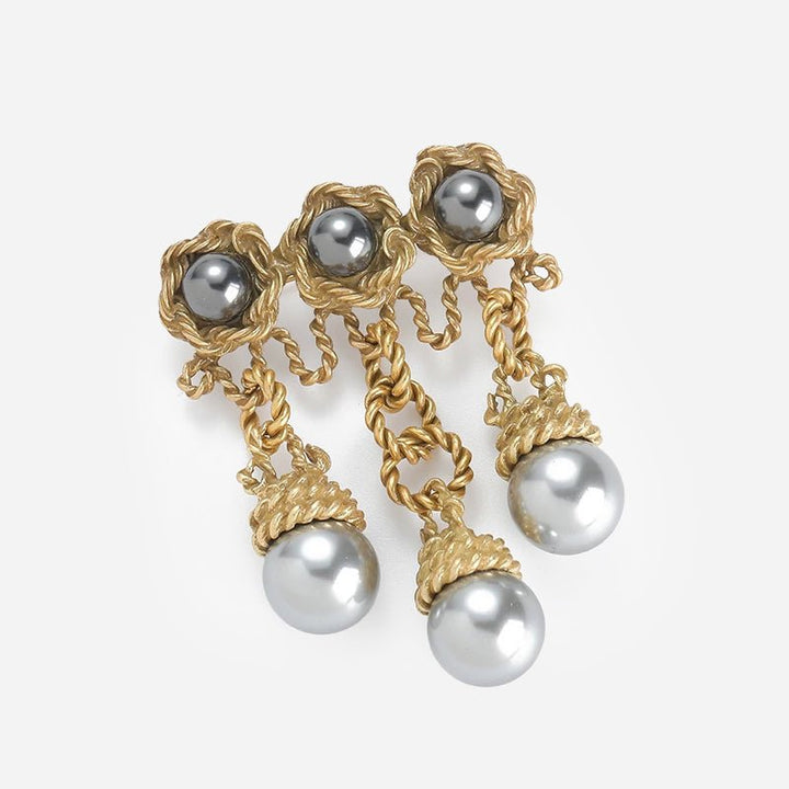 Broche en perles avec nœud doré