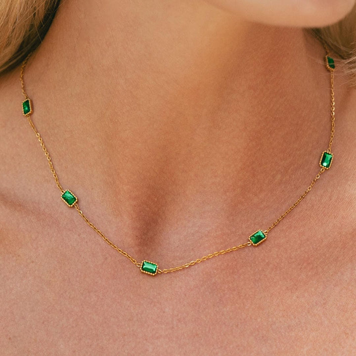 Collier en chaîne dorée orné d&
