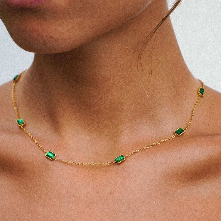 Collier en chaîne dorée orné d&