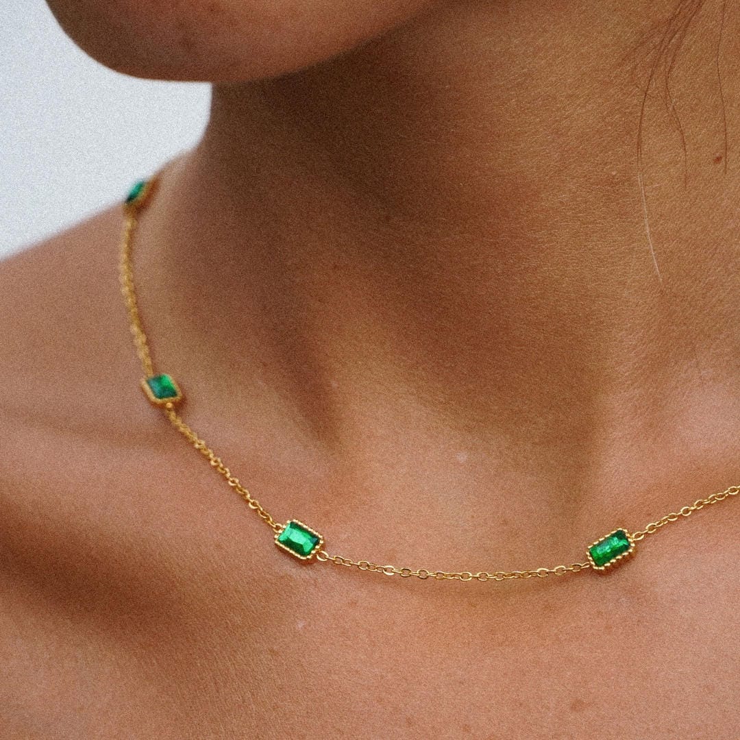 Collier en chaîne dorée orné d&