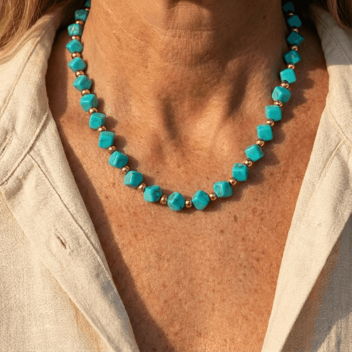 Collier en perles turquoise et accents dorés
