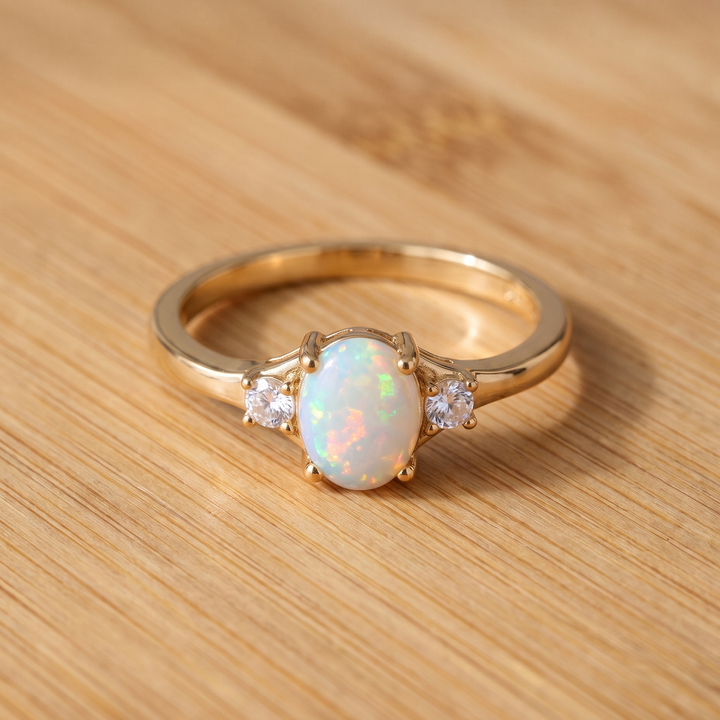 Bague en Or avec Trois Pierres en Opale Blanche