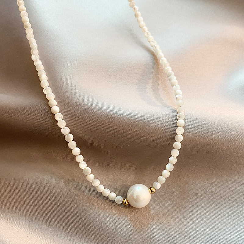 Collier Élégant en Perles Artisanales