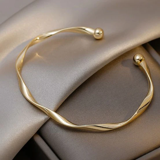 Bracelet Ouvert Élégant en Or 18 Carats