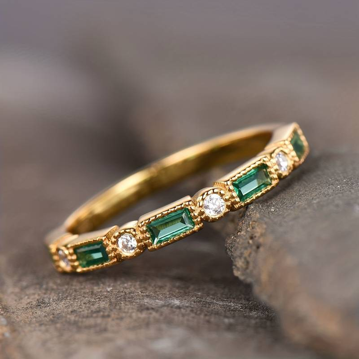 Bague en or avec incrustation de zirconium vert