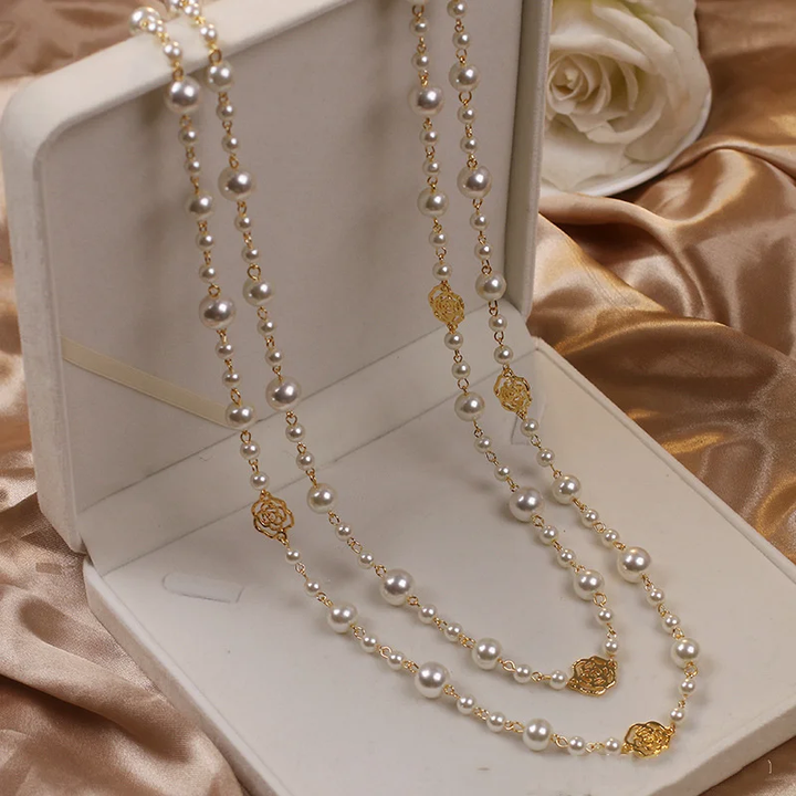 Collier élégant en perles dorées