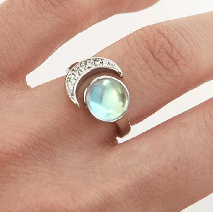 Bague en Argent en Forme de Croissant avec Pierre de Lune