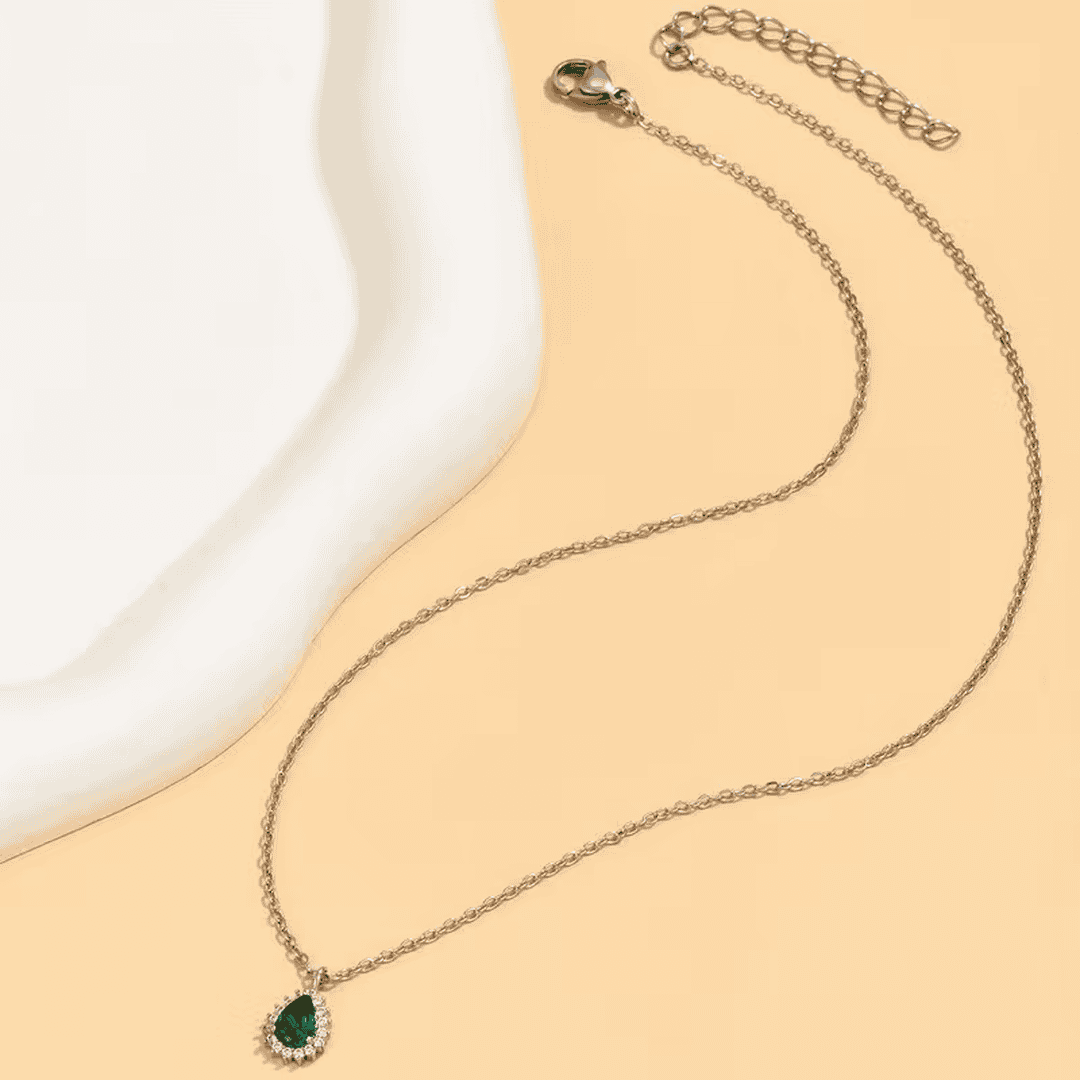 Collier en émeraude élégante de rosée