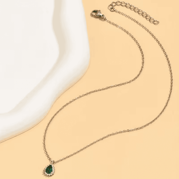 Collier en émeraude élégante de rosée