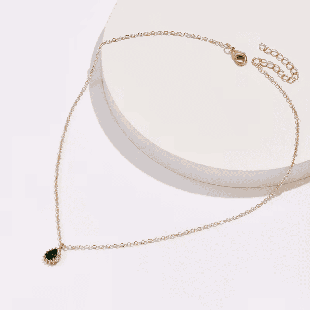 Collier en émeraude élégante de rosée