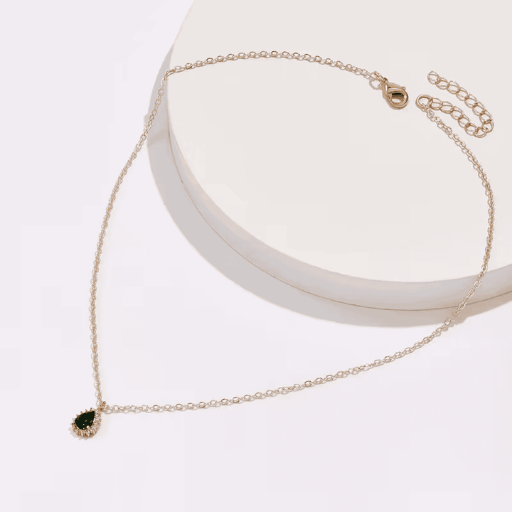Collier en émeraude élégante de rosée