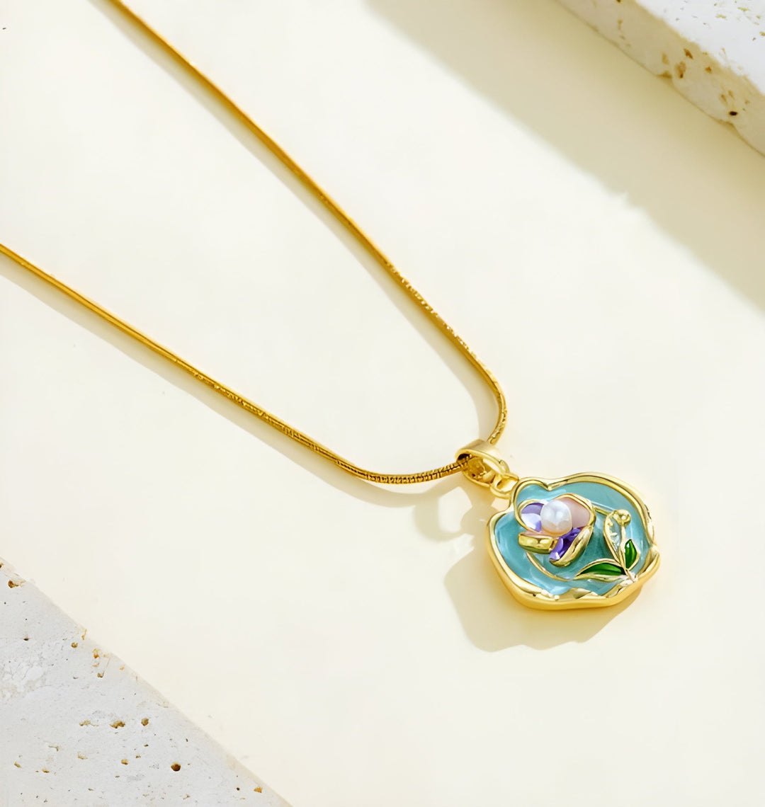 Collier Pendentif Abeille en Or avec Émail Turquoise, Perle et Chaîne Serpent